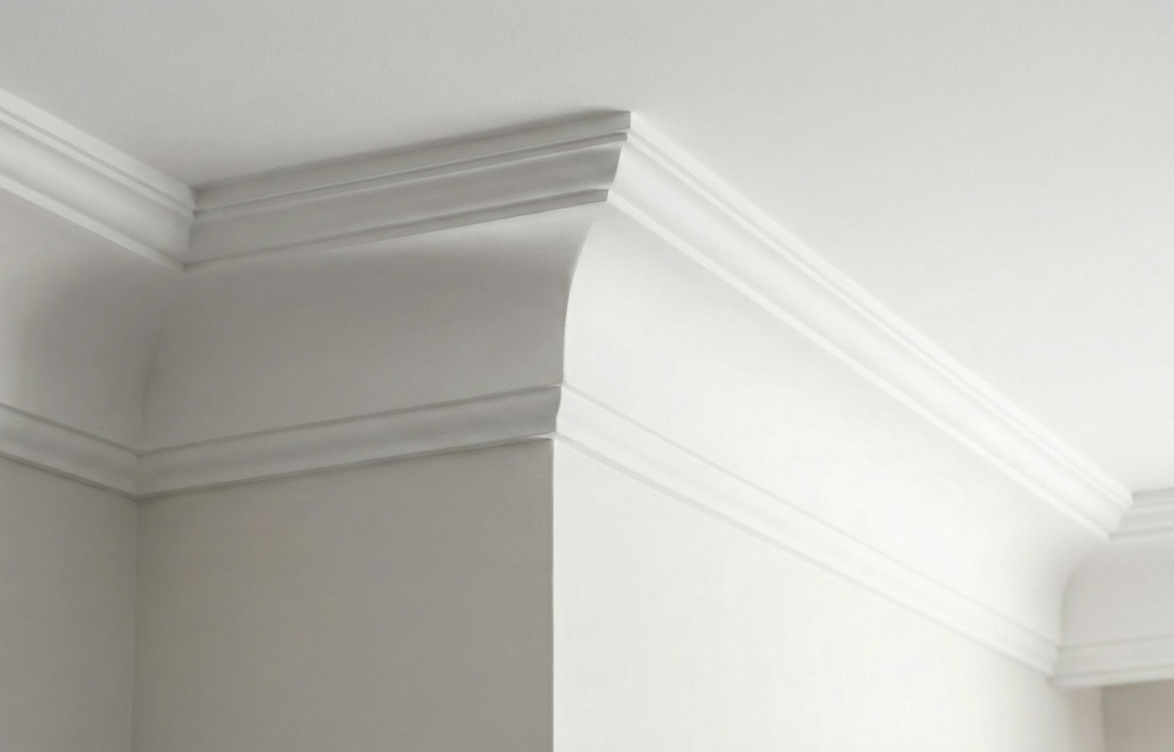 Detalle de molduras de escayola y decoración artesanal con acabado perfecto.